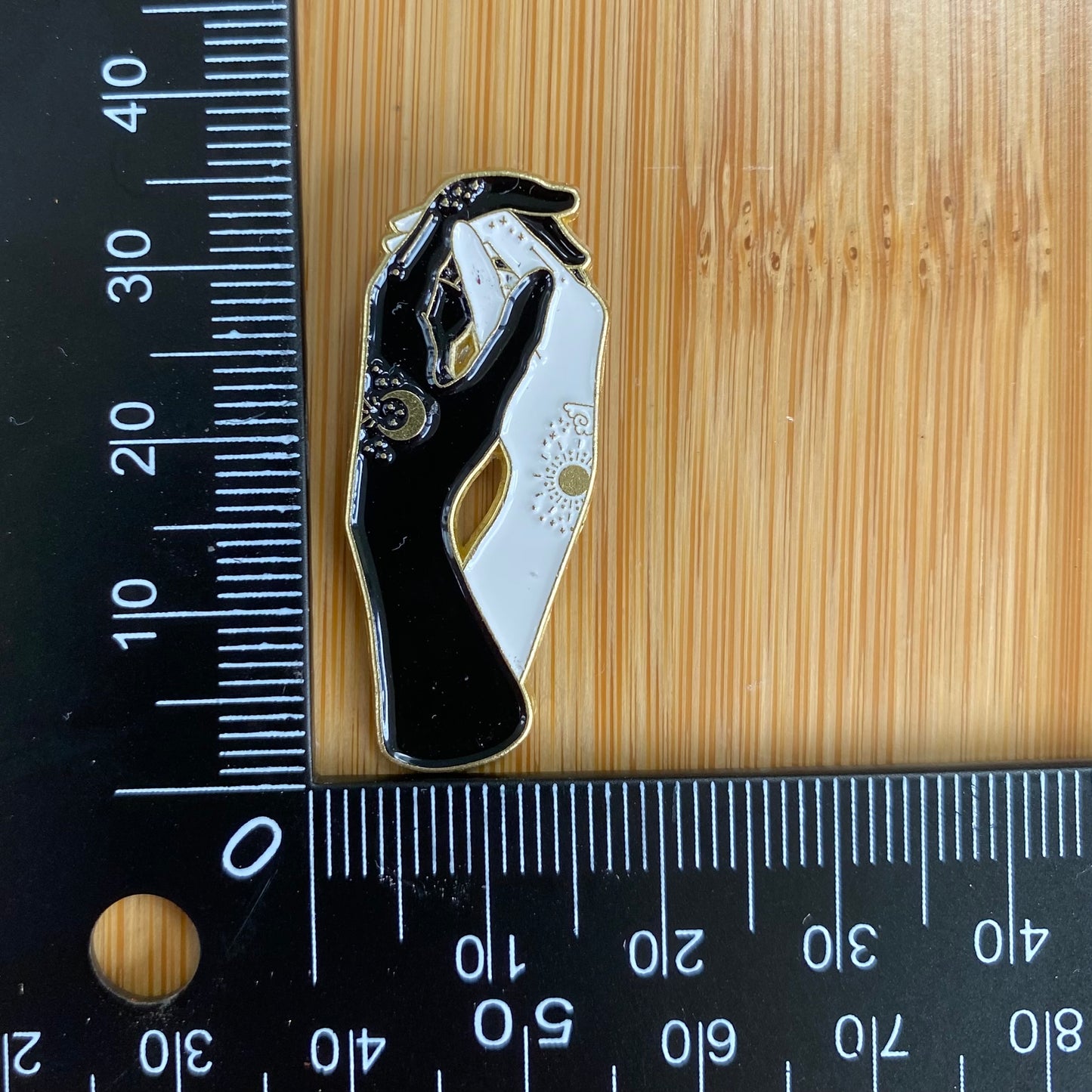 Holding Hands Needle Minder