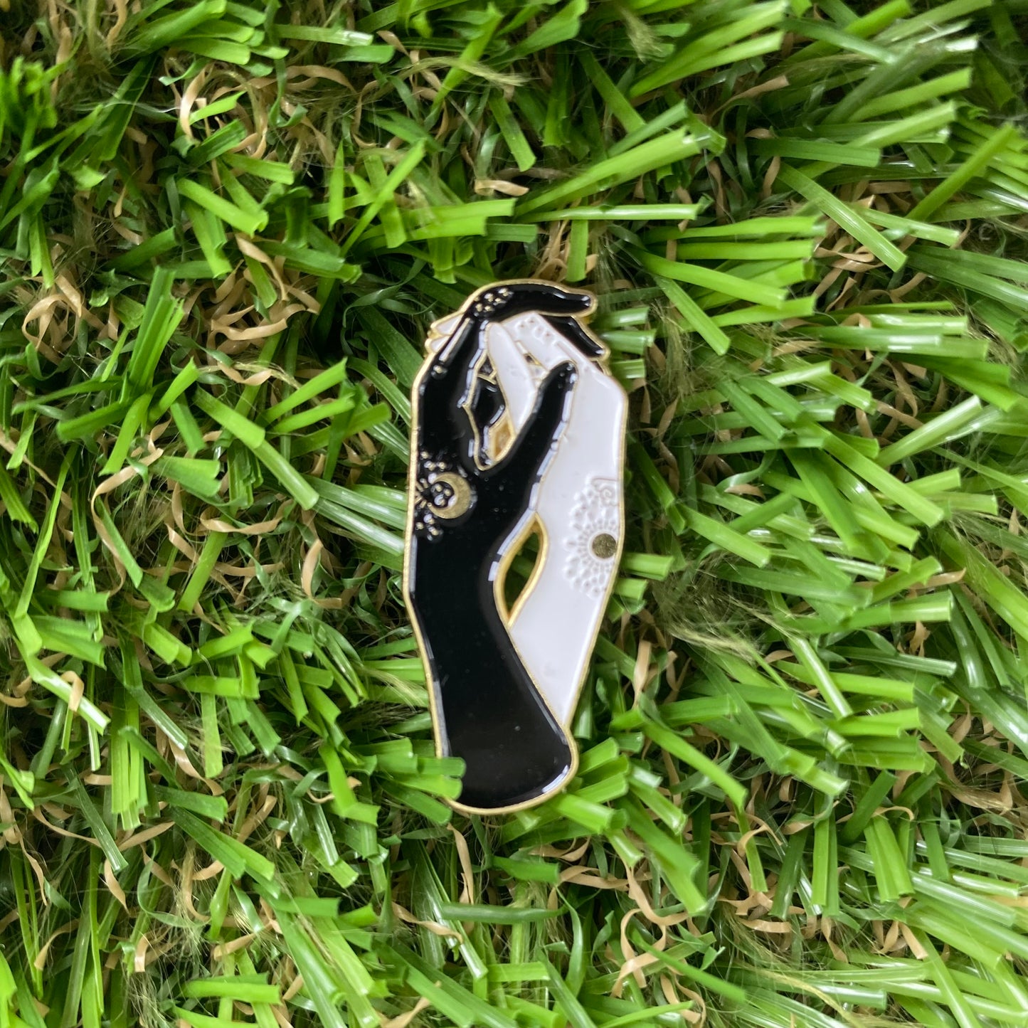 Holding Hands Needle Minder