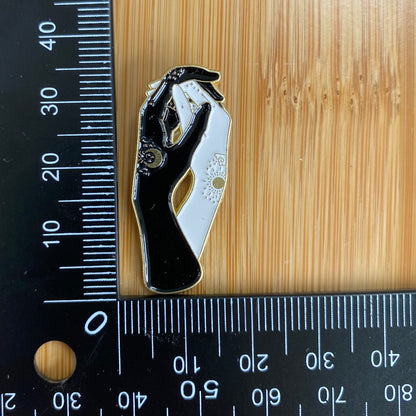 Holding Hands Needle Minder