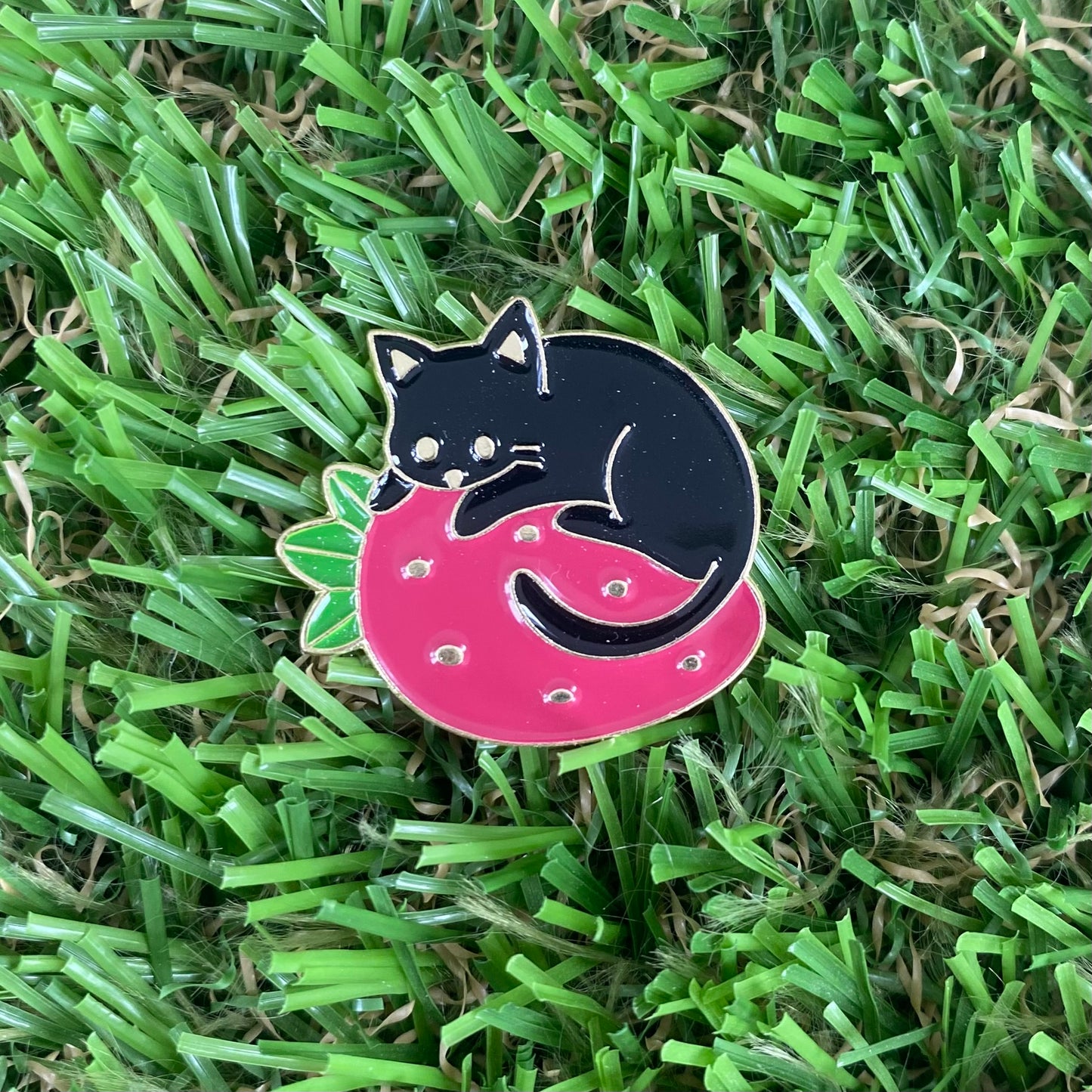 Gold Strawberry Cat Needle Minder