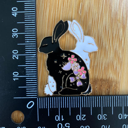 Black & White Rabbits Needle Minder