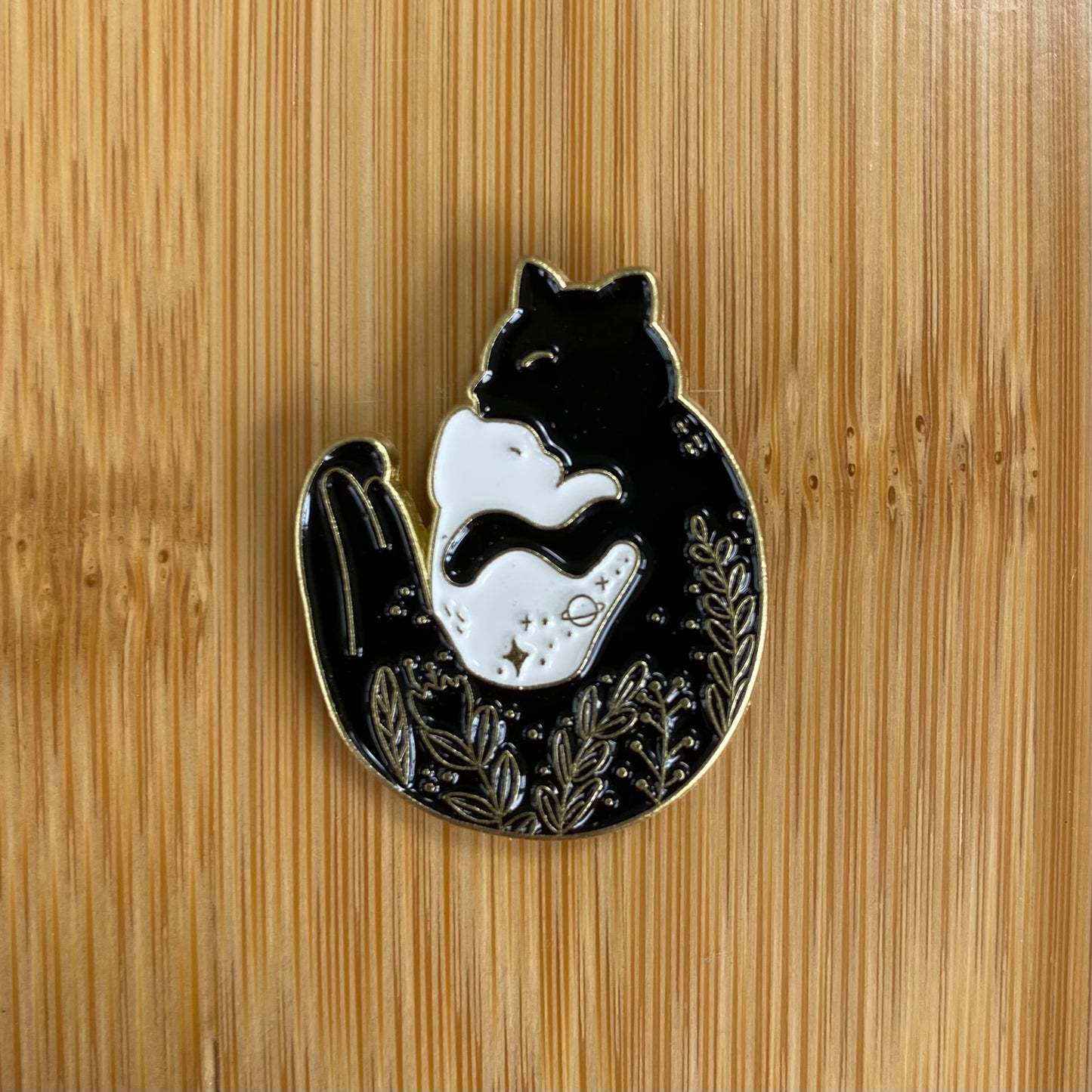 Cuddling Cats Needle Minder