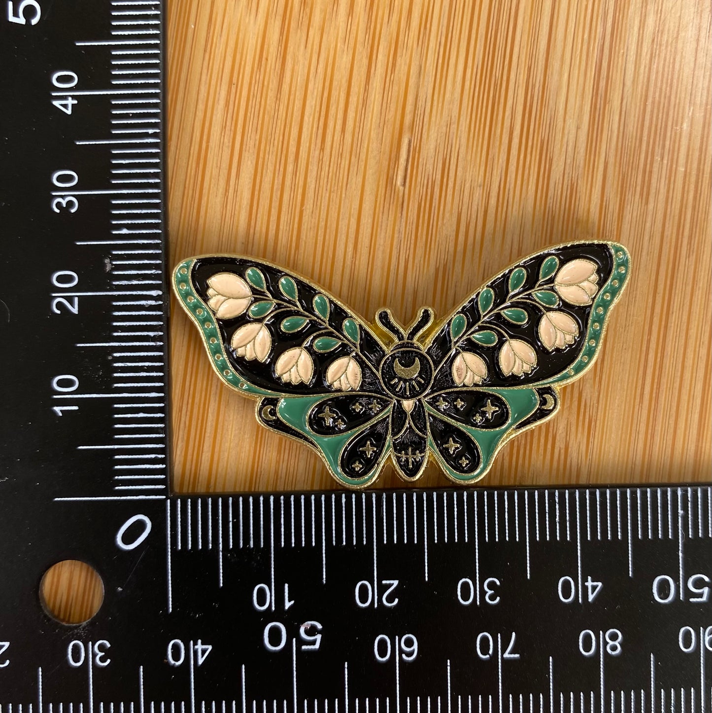 Green & White Flower Moth Needle Minder