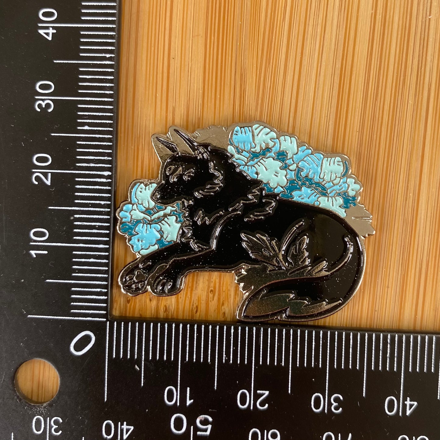 Black Wolf Needle Minder