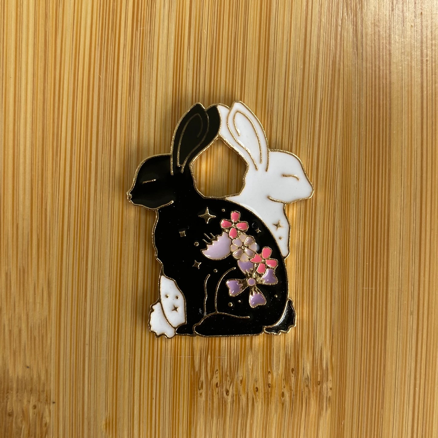 Black & White Rabbits Needle Minder