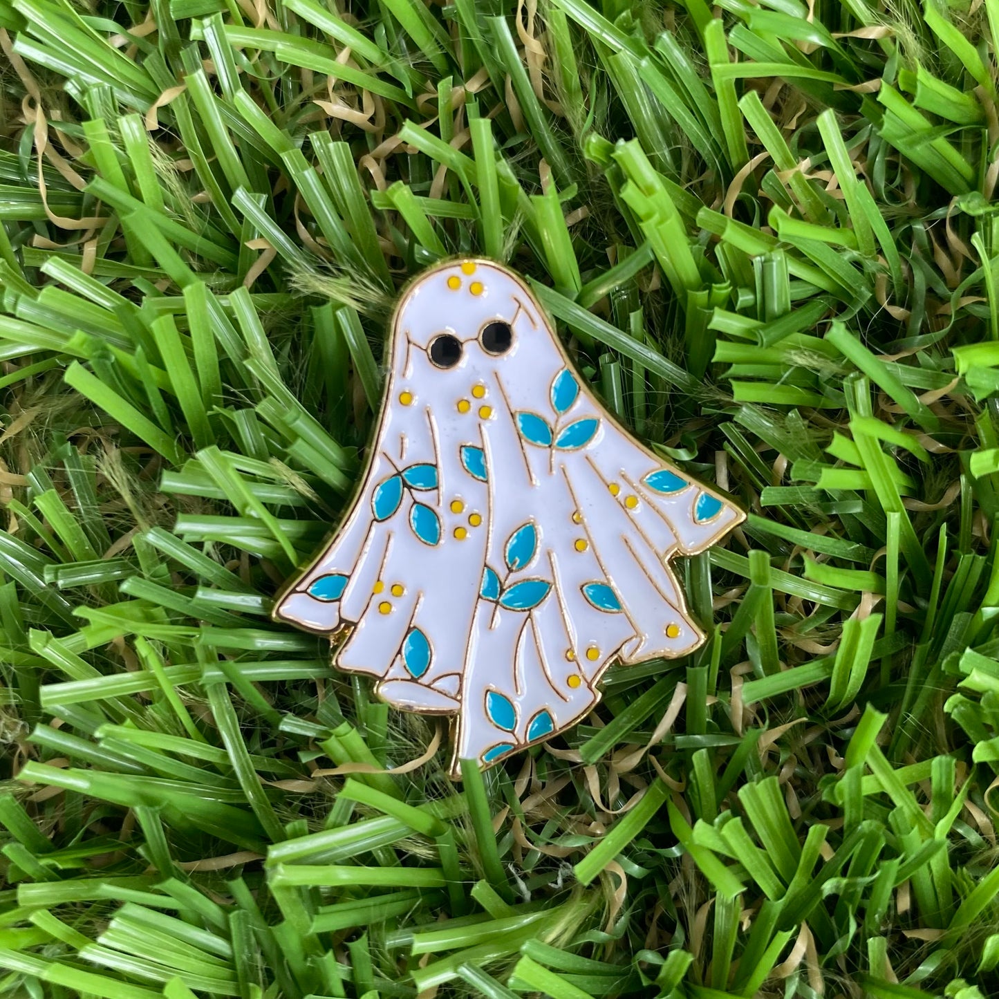 Green Foliage Ghost Needle Minder